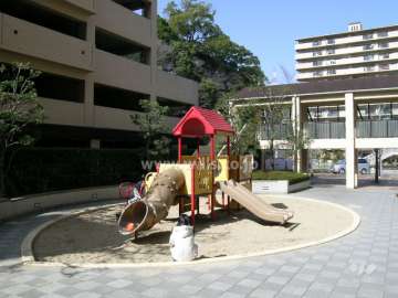 敷地内の滑り台と砂場