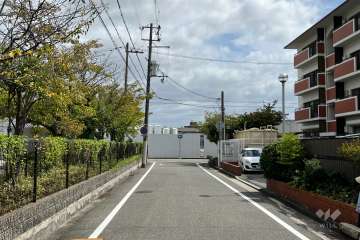 敷地北側の前面道路(西側から)