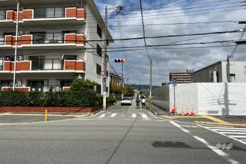 敷地東側の前面道路(南側から)