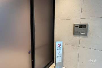 エントランスはオートロック付きです。