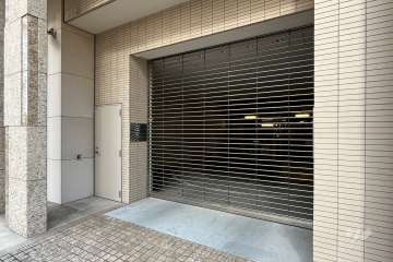 駐車場の出入り口（リングシャッター付き）