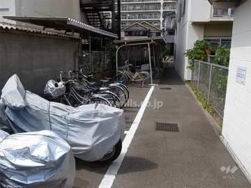 駐輪場とバイク置き場