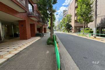 敷地の南側前面道路（西側から）