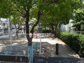 敷地西側に隣接して公園があります。