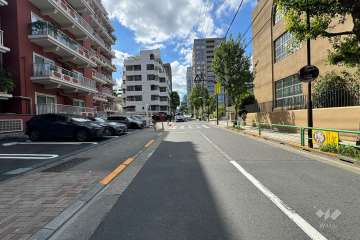 敷地北側の前面道路（東側から）