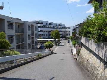 周辺は閑静な住宅地です。