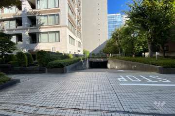 地下駐車場の出入り口