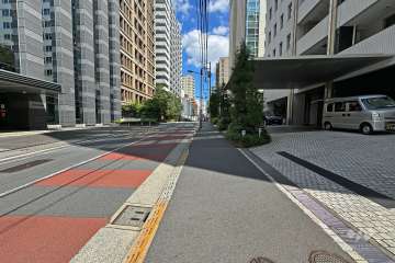 敷地の北側前面道路は二七通りです（西側から）。この建物は、駐日ルクセンブルク大使館との一体型レジデンスで、1階が大使館、2-11階が分譲マンション、12階が大使公邸という造りになっています。