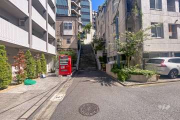 敷地南東側の前面道路（南西側から）
