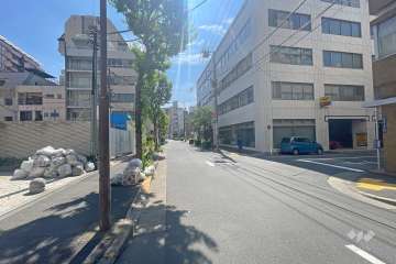 敷地南西側の前面道路（南東側から）
