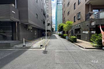 敷地西側の前面道路