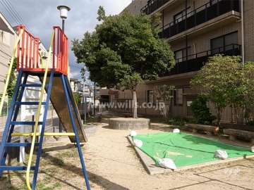 敷地西側には小さな公園があります。