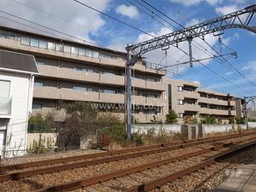 敷地の南側には阪神本線が走っています。