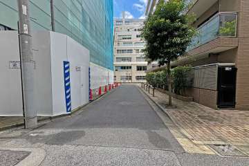 敷地の南側前面道路（東側から）
