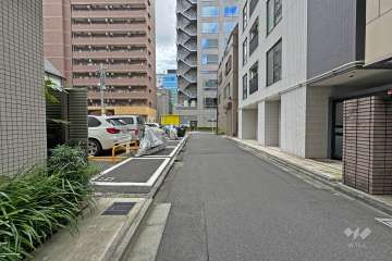 敷地の北側前面道路（東側から）