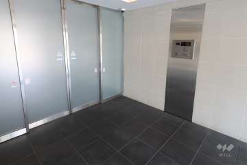 エントランスはオートロック付きです。　