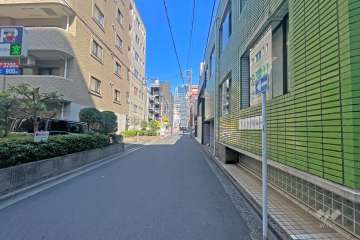 敷地の東側前面道路（南側から）