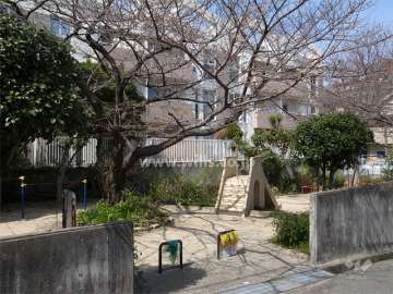 B棟の東側には公園があります。
