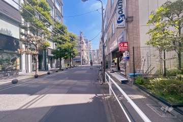敷地北側の前面道路（西側から）