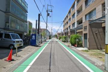 敷地北側の前面道路。周辺は、マンションや戸建が立ち並ぶ閑静な住宅街です。