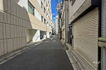 敷地南側の前面道路（西側から）
