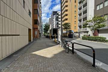 敷地東側の前面道路（南側から）