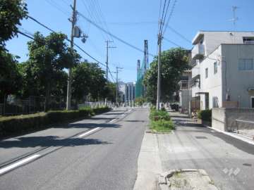 マンション敷地南側前面道路