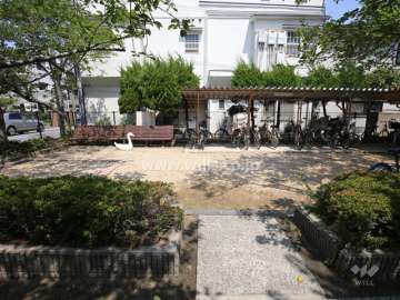 エントランスアプローチの横には小さな公園があります。