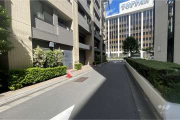 敷地の東側前面道路（南側から）