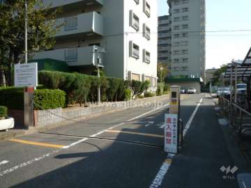 駐車場入口にはロボットゲートがあります。
