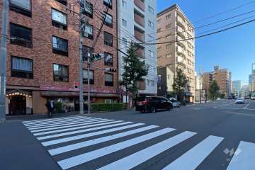 敷地西側の前面道路