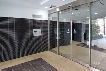 エントランスはオートロック付きです。