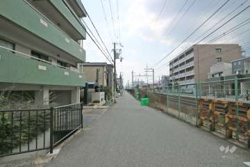 敷地北側の前面道路（東から）
