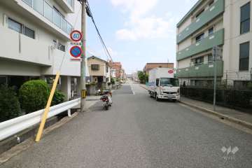 敷地東側の前面道路（北側から）