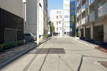 敷地の東側前面道路（南側から）