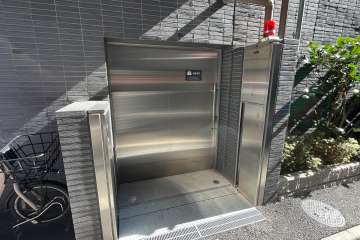 ゴミ置き場入り口