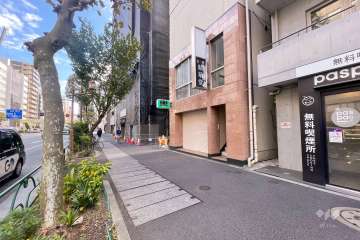 敷地北側の前面道路（西側から）
