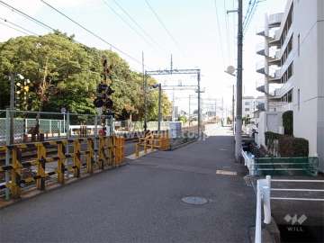 敷地のすぐ北側には阪急神戸線が走っており、線路を挟んで向かい側は日野神社です。