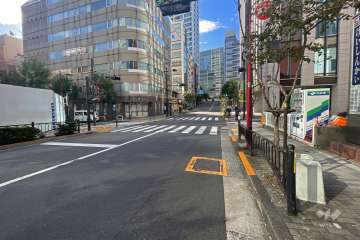 敷地北東側の前面道路（北西側から）