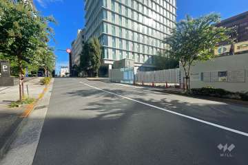 敷地北東側の前面道路（南東側から）