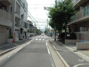 敷地南側の道路。周辺は区画の整った住宅地です。