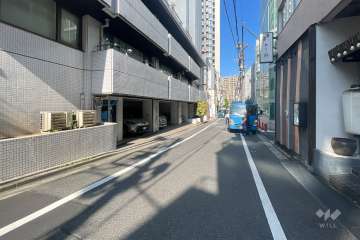 敷地の北東側前面道路（南東側から）