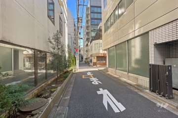 敷地北東側の前面道路（北西側から）