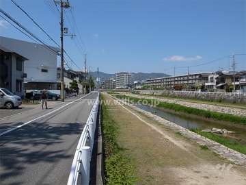 敷地北側は仁川に面しています。