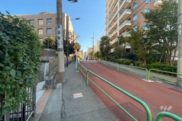 敷地の東側前面道路（北側から）