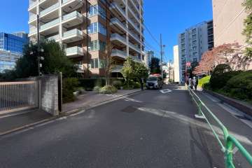 敷地の東側前面道路（南側から）