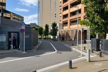敷地の南側前面道路（東側から）