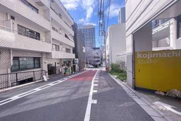 敷地西側の前面道路（北側から）