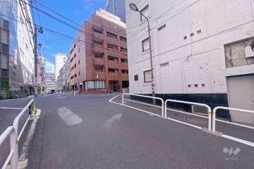 敷地西側の前面道路（南側から）