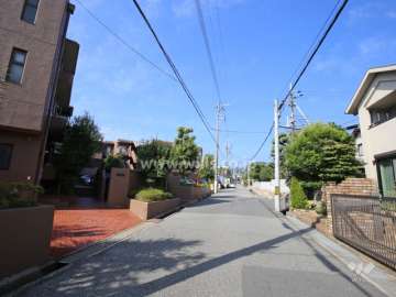 敷地北側の前面道路。周辺は第1種低層住居専用地域内の閑静な住宅地
